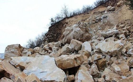 Паднала скала затвори частично пътя за Боровец