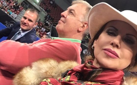 Права ли е Илиана Раева да стои с шапка пред министър Василев