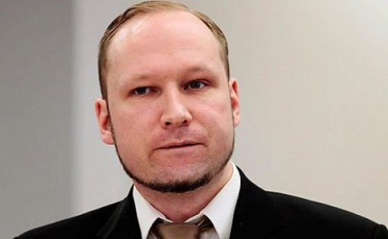 Масовият убиец Брайвик поиска предсрочно освобождаване, влезе в съда с нацистки поздрав