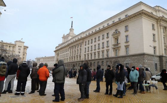 Цяла нощ опашка пред БНБ за монета в памет на Стоянка Мутафова