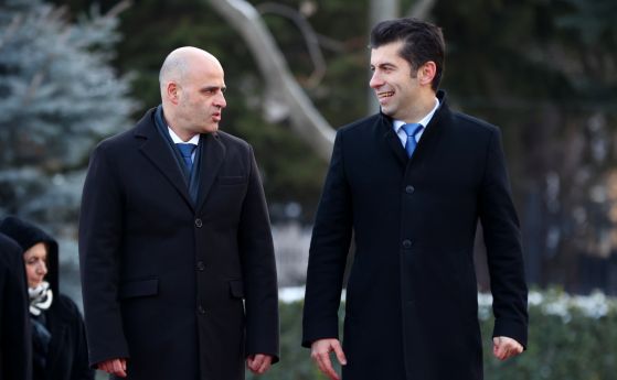 Премиерите на България и Северна Македония поднесоха цветя на паметника на Кирил и Методий