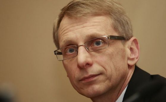 1,98% от учениците са болни и  5,18% от учителите. Решения се взимат на областно ниво