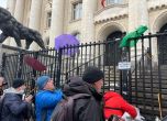 Цаци и счупени чадъри пред Съдебната палата заради връщането на Цацаров в прокуратурата