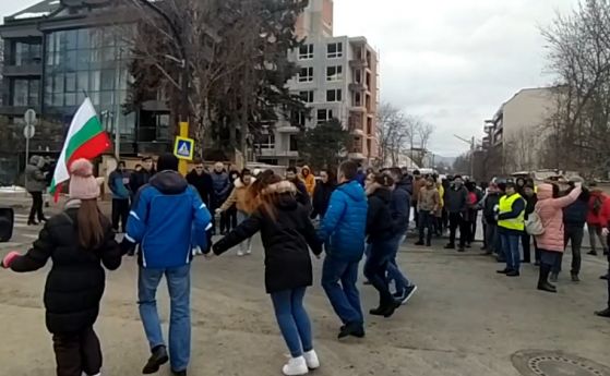 Хоро на пешеходната пътека: Протестиращите в ''Кръстова вада'' искат улици и тротоари (видео)