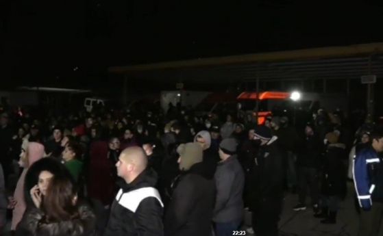 Десетки протестиращи пред болницата във Враца заради починалата жена