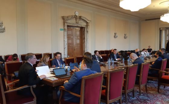 Правната комисия отхвърли поредния опит на 'Възраждане' да отмени зеления сертификат