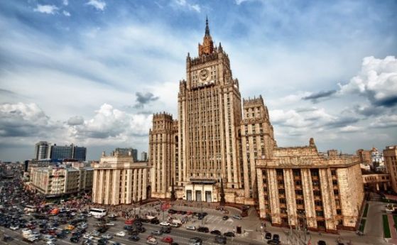 Москва твърди, че е изтеглила военни части от Крим след учения