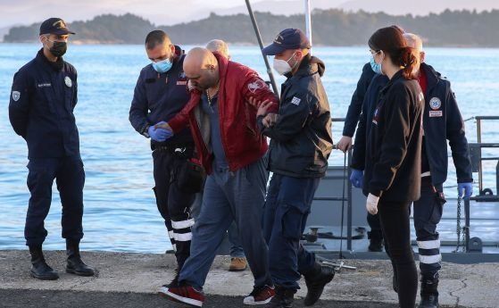 Продължава издирването на 12 души от ферибота край Корфу