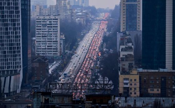 Хиляди бягат от Киев с коли