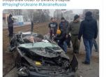 Верижна машина прегази кола в Киев, шофьорът й оцеля (обновена)