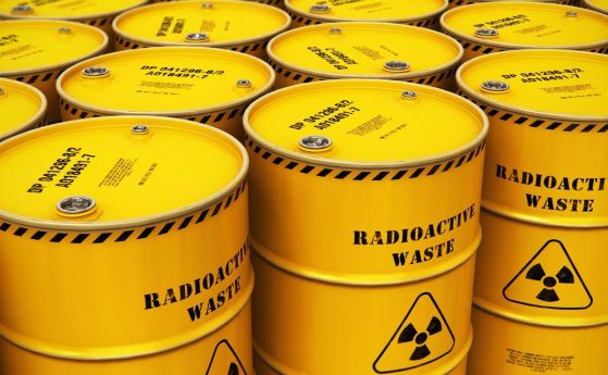 Руските войски са ударили депо за радиоактивни отпадъци, снаряди подпалиха нефтобаза край Киев