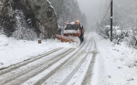 109 машини чистят снега по републиканските пътища
