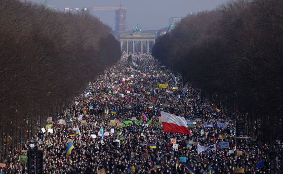 Стотици хиляди протестираха срещу войната в цяла Европа (галерия)