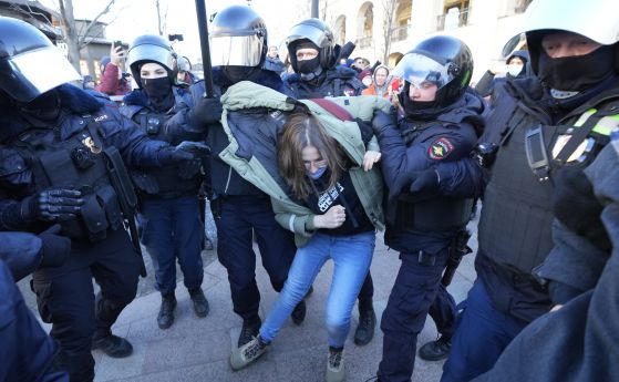 Четвърти ден протести в Русия, над 2000 души са задържани (снимки)