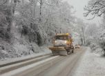 Снегът остави населени места без ток и парно, пътища са труднопроходими