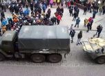 Десетки протестират пред руската военна техника в окупирания Бердянск