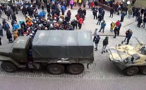 Десетки протестират пред руската военна техника в окупирания Бердянск