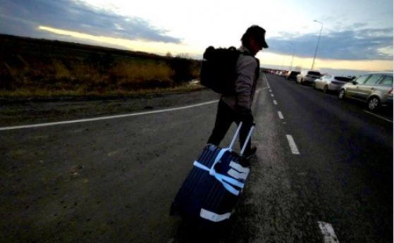 Шон Пен напусна Украйна пеш заедно с други бежанци