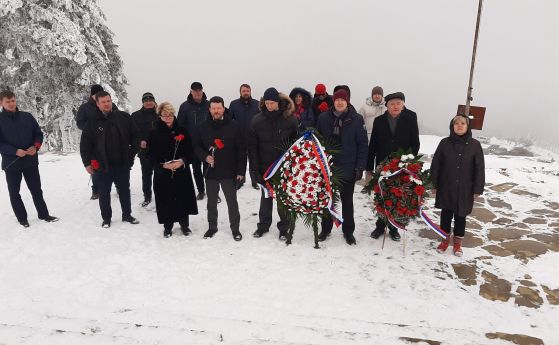 От руското посолство положиха цветя на връх Шипка ден преди 3 март