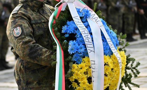 Венец с цветовете на украинското знаме от областния управител на Пловдив за Трети март