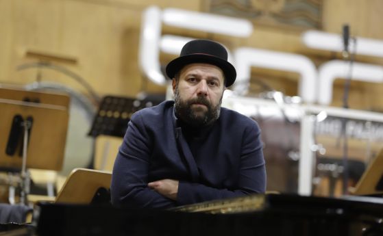 Композиторът и пианист Милен Кукошаров за музиката, войната, Ерик Сати и импровизацията