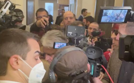 Рашков отказа коментар за ареста на Борисов, ПП образуваха жива верига около него (видео)