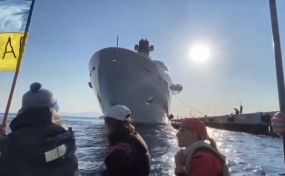 Видео: Украинци опитаха да спрат яхтата на Абрамович в Турция