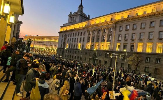 ''В подкрепа на Украйна, срещу руската агресия''. Хиляди на шествие в центъра на София (видео и снимки)