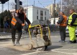 Мият улици в София, 17 екипа кърпят кърпят дупки по платната