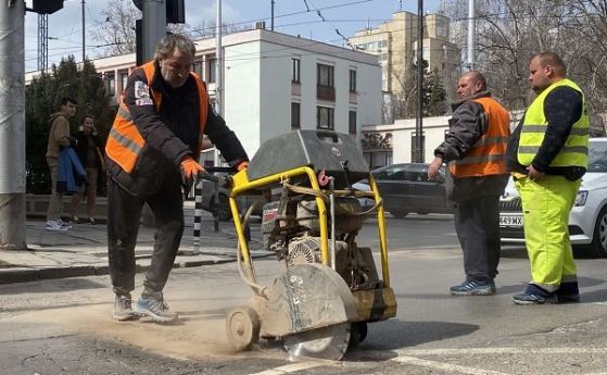 Мият улици в София, 17 екипа кърпят кърпят дупки по платната