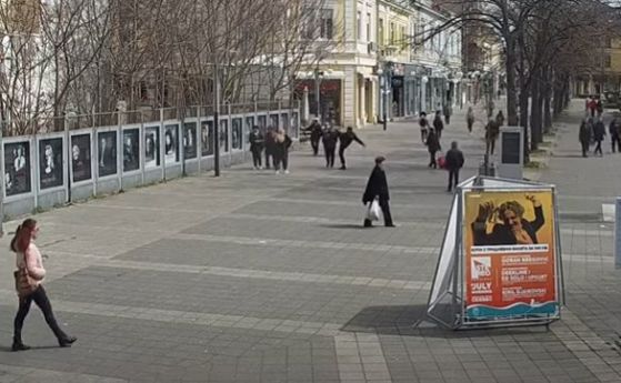 Задържан е мъж, ритал жени в главите в центъра на Бургас (видео)