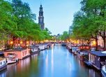 Микробус с туристи падна в канал на Амстердам