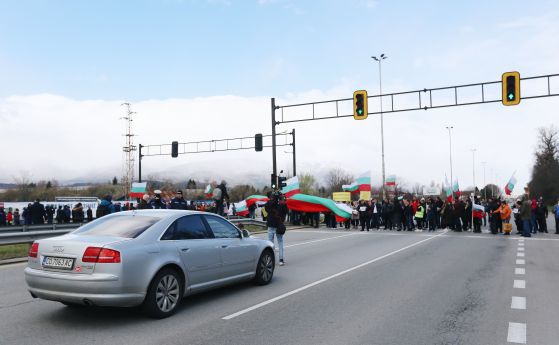 Жители на Лозен блокираха ''Цариградско шосе'', не искат ферма за производство на ларви в селото