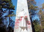 Паметникът на Съветската армия в Добрич осъмна с надписи срещу войната в Украйна