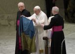 Папа Франциск осъди клането в Буча и целуна украинското знаме