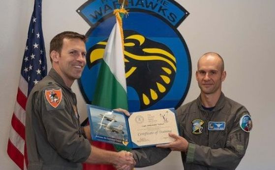 Първият български пилот на F-16 се дипломира
