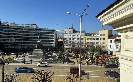Пътните строители на протест пред Народното събрание