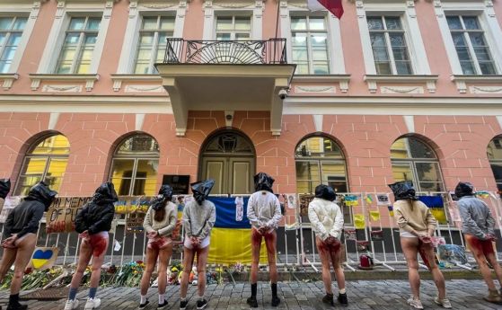 Десетки полуголи жени излязоха на протест пред руското посолство в Талин
