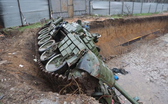 Ден 50: Русия обяви, че военни масово се предават в Мариупол. Украйна отрича (нови снимки от опустошения град)