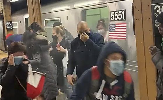 Мъжът, стрелял и ранил десетки в нюйорското метро, е задържан