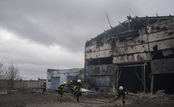 Ден след поразения флагман: Русия заплаши да засили ударите по Киев и обяви, че е поразила оръжеен завод