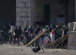 Израелската полиция и палестинци се сблъскаха край джамията 'Ал Акса'