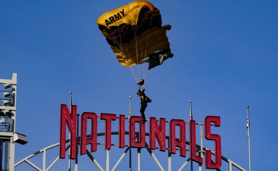Самолетче с парашутисти предизвика паника и евакуация на Конгреса в САЩ (снимки)