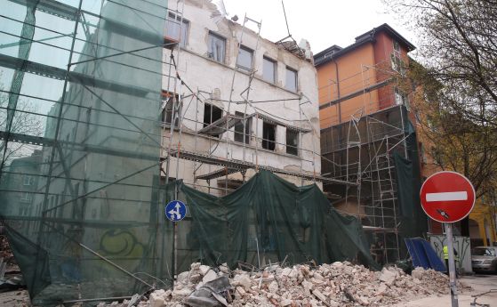 Падна фасада на сграда в центъра на София (снимки)
