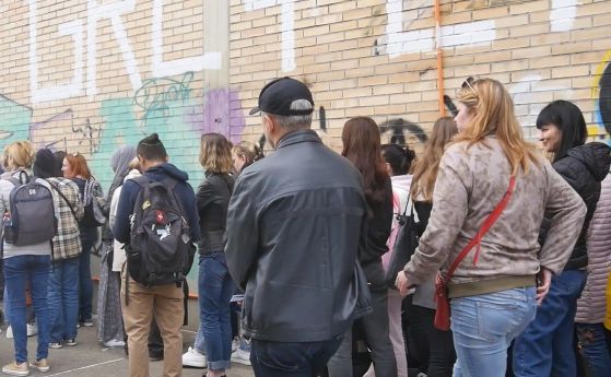 Стотици украински бежанци се редят на опашки за храна в центъра на Цюрих