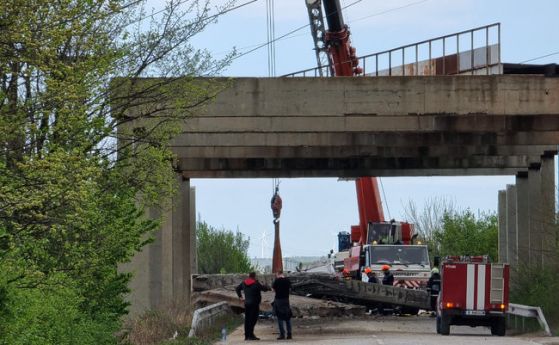 Мостово съоръжение падна върху кола край Девня, две жени са затиснати (обновена)