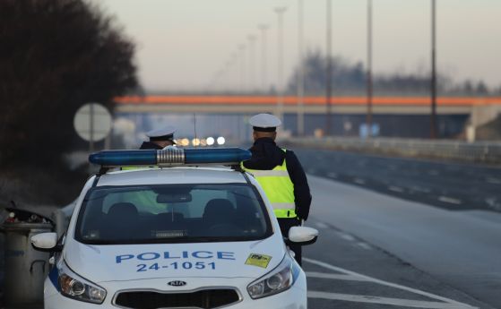 Полицейски коли тръгват с трафика, за да ловят нарушители