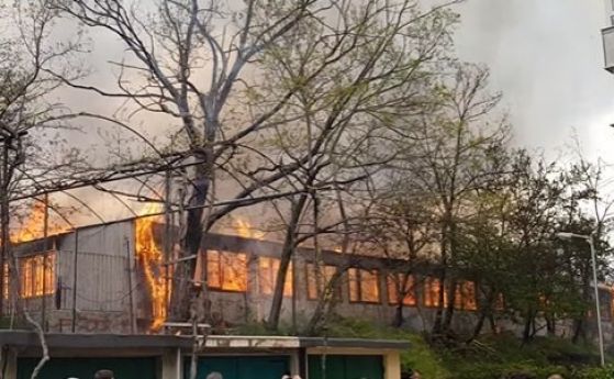 Пожар се разрази до Първа езикова гимназия във Варна