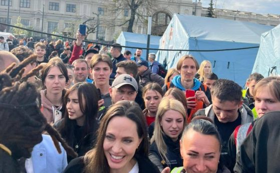 Анджелина Джоли изненадващо посети Украйна (видео, снимки)
