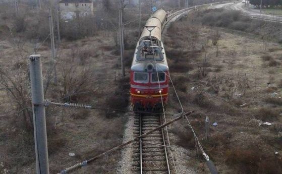 Влак блъсна кола на прелез край кюстендилско село